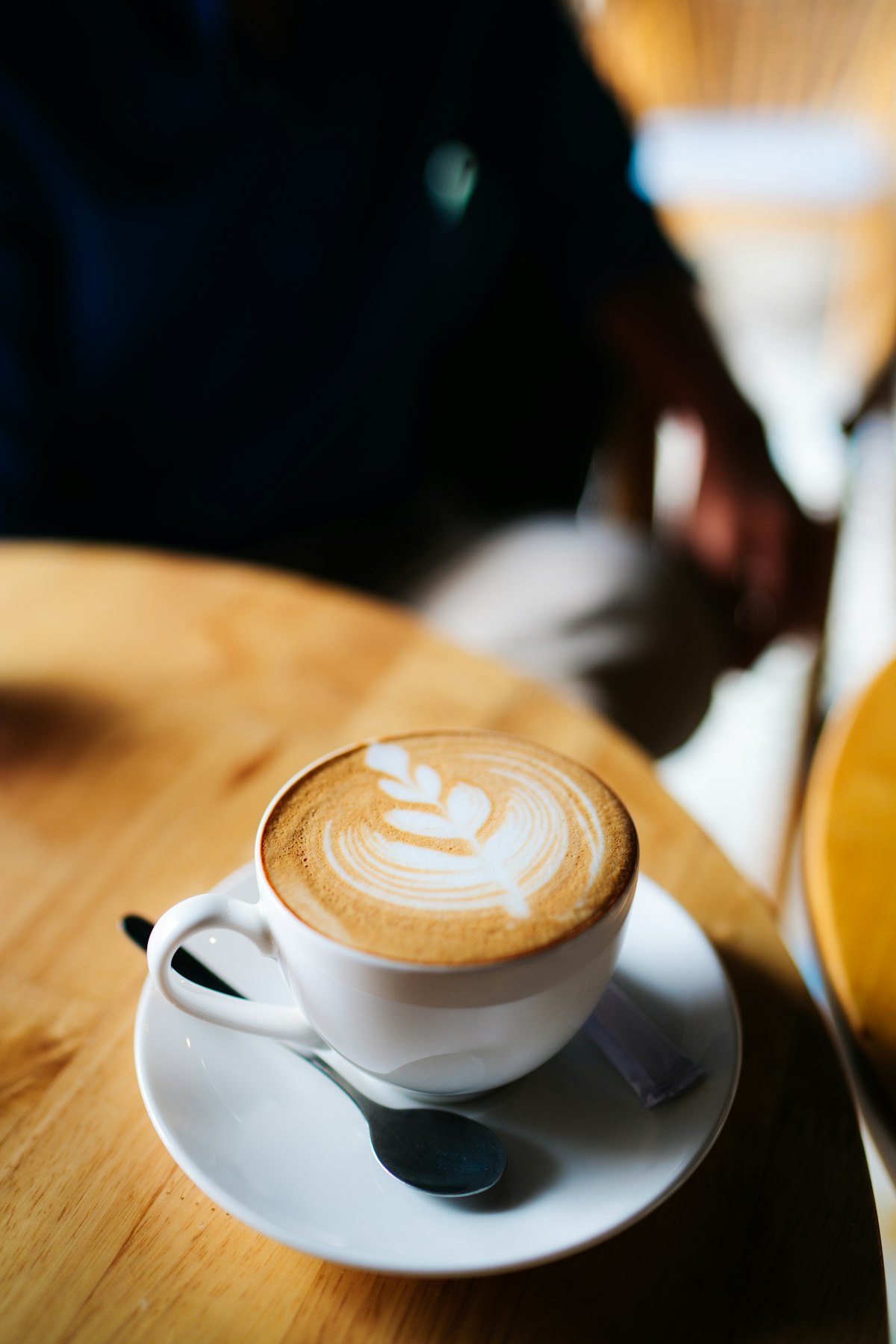 Kaunis sydankuvio latte artina kahvikupissa